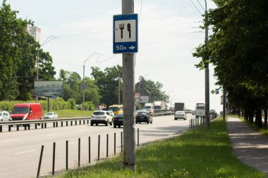 Yol ayrımı ve bıçak.