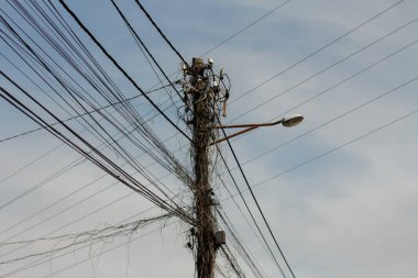 Köyde elektrik kabloları olan direk.