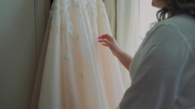 Gelin, gelinliğin yanındaki odada sabahleyin