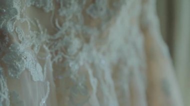 Gelin gelinliği dolapta asılı.