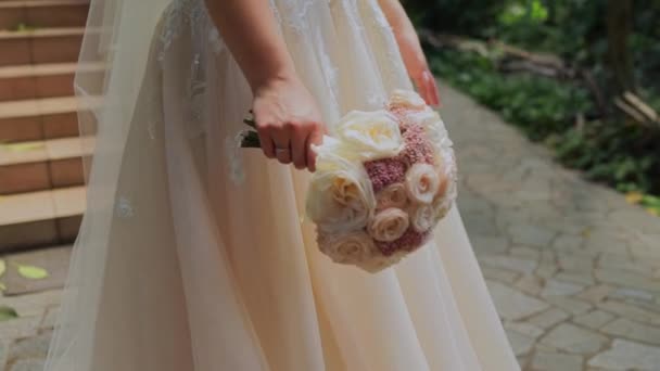 花嫁はウェディングドレスと花束を手に — ストック動画