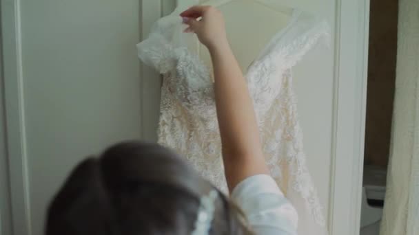 Menyasszony Közel Esküvői Ruha Szobában Reggel — Stock videók