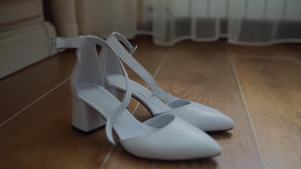 Sapatos Brancos Noiva Chão — Vídeo de Stock