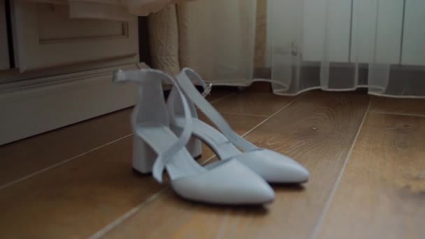 Scarpe Bianche Della Sposa Sul Pavimento — Video Stock