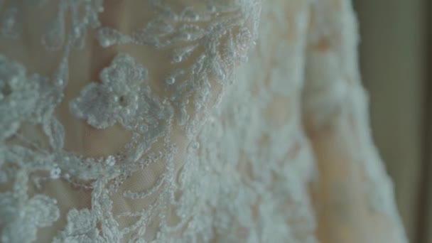 Свадебное Платье Невесты Висит Шкафу — стоковое видео