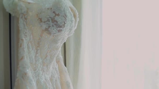 新娘婚纱挂在衣橱上 — 图库视频影像