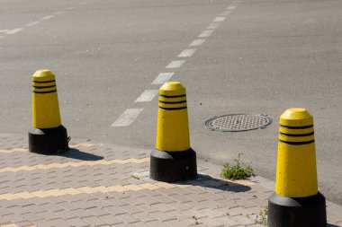 Kaldırımda sınır direkleri var.
