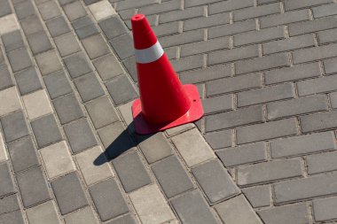 Kaldırımda kırmızı bir koni.