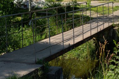 Nehrin karşısında küçük bir demir platform.