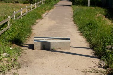 Toprak yolun beton bloğu