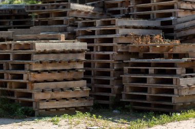 Birçok eski palet yığında.