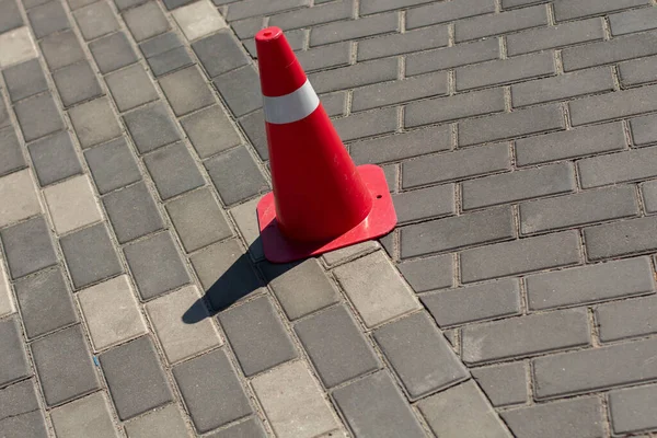 Ein Roter Kegel Auf Dem Bürgersteig — Stockfoto