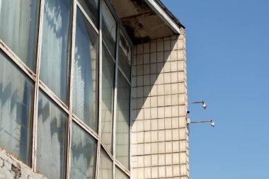 bir ofis binası penceresi ve mavi gökyüzü