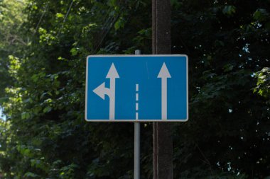 Sütunun üzerindeki yol işareti