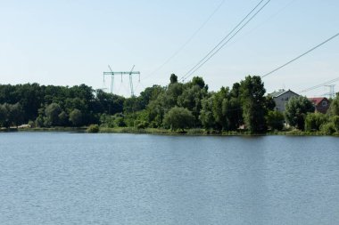 Ormanda gölün üzerinde özel evler