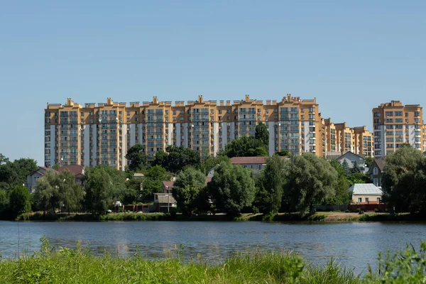 Lägenhet Byggnad Bakgrund Blå Himmel — Stockfoto