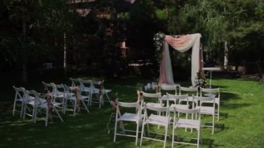 Düğün için sandalyeli kemer.