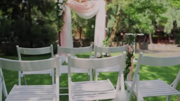 Vita Stolar Med Inredning För Bröllopsceremoni — Stockvideo