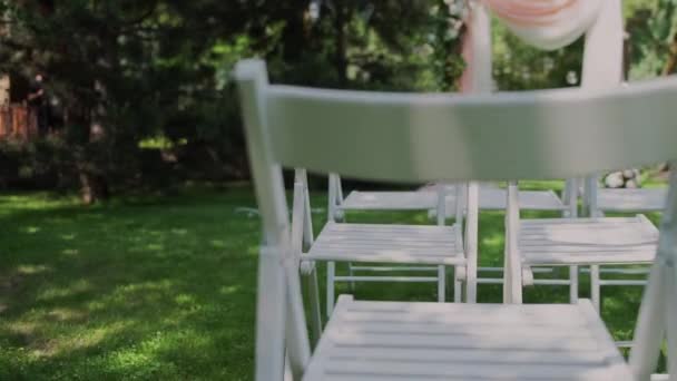 Sillas Blancas Con Decoración Para Una Ceremonia Boda — Vídeo de stock