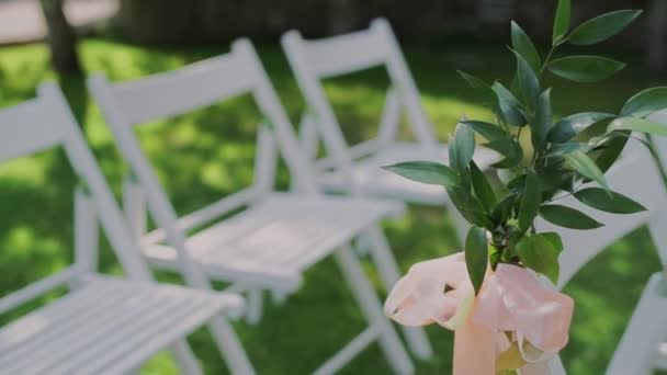 chaises blanches avec décor pour une cérémonie de mariage