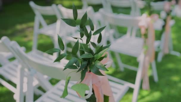 Sillas Blancas Con Decoración Para Una Ceremonia Boda — Vídeo de stock