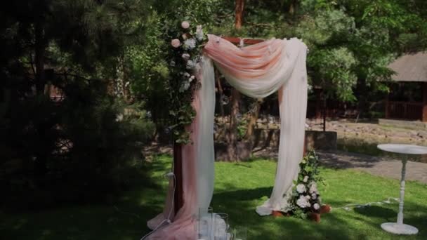 Båge För Bröllopsceremonin Med Stolar — Stockvideo
