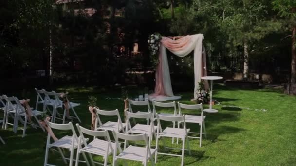 arche pour la cérémonie de mariage avec chaises