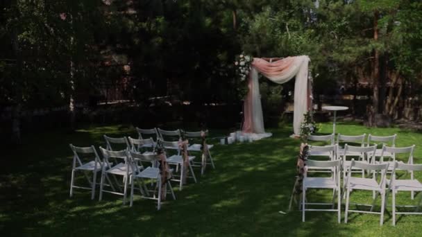 arche pour la cérémonie de mariage avec chaises
