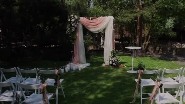 有椅子的婚礼拱门 — 图库视频影像
