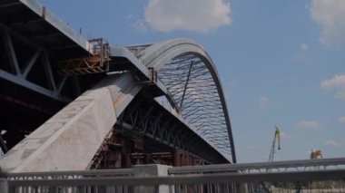  Şehirdeki büyük köprünün altından geçeceğiz.