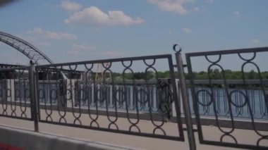 Nehrin seti boyunca seyahat et.