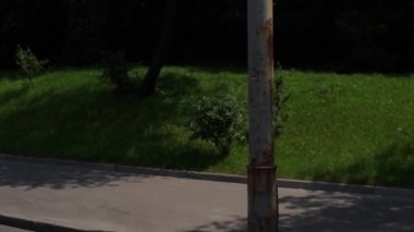 Parkın yanındaki kaldırımda trafik vardı.