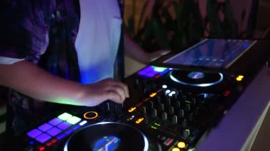 Bir tatil partisinde DJ.