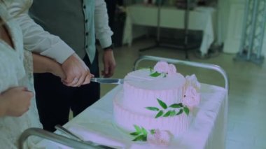 Gelin ve damat düğün pastası kestiler.