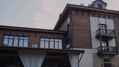 Ormandaki bir binanın cephesi