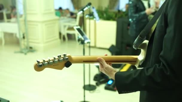 Homem Tocando Baixo Concerto — Vídeo de Stock