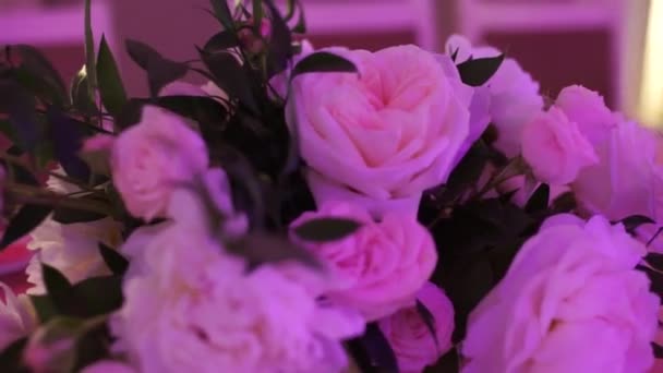 Roses Sur Une Table Fête Dans Restaurant — Video