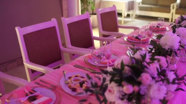 Banketttisch Mit Essen Und Dekoration Einem Restaurant — Stockvideo