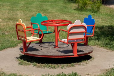 Parkta bir çocuk atlıkarınca.