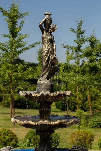 Όμορφο Άγαλμα Σιντριβάνι Στο Πάρκο — Φωτογραφία Αρχείου