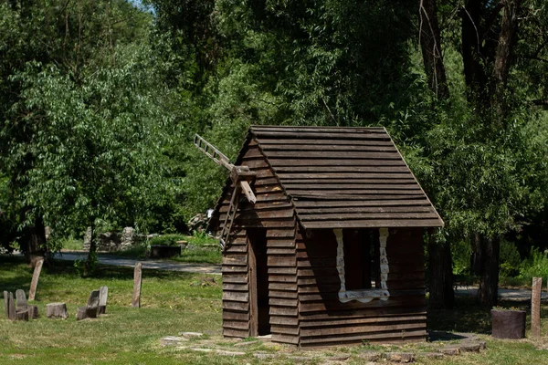 Маленький Дерев Яний Будинок Млином — стокове фото