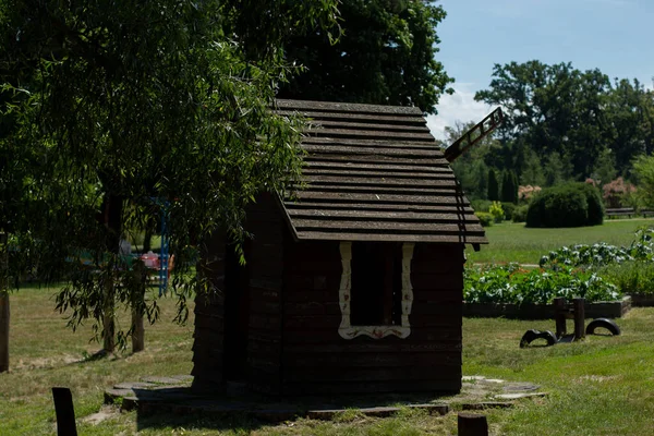 Klein Houten Huisje Met Molen — Stockfoto