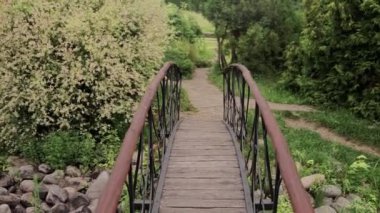 Bahçedeki küçük dekoratif köprü.