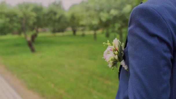 Bruidegom Boutonniere Een Jas — Stockvideo