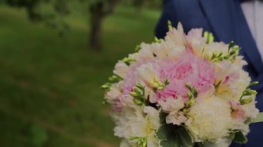 Gelin buketi parkta damadın elinde.