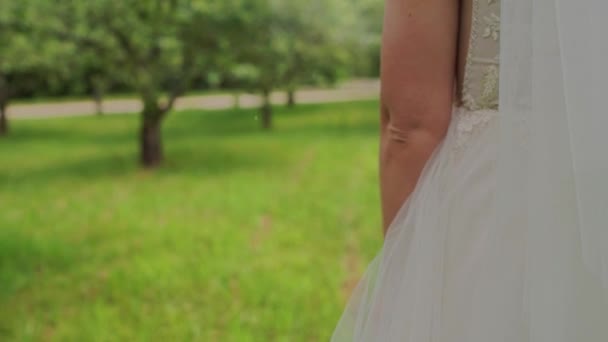 Bruid Een Witte Jurk Het Park — Stockvideo