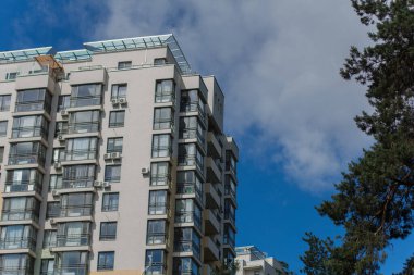 Gökyüzüne karşı yeni apartman