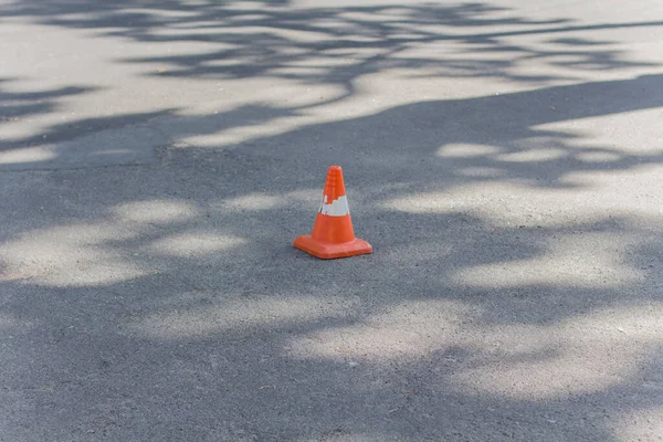 Ein Orangefarbener Kegel Auf Dem Bürgersteig — Stockfoto