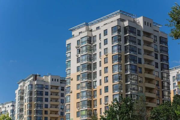 Gökyüzüne karşı yeni apartman
