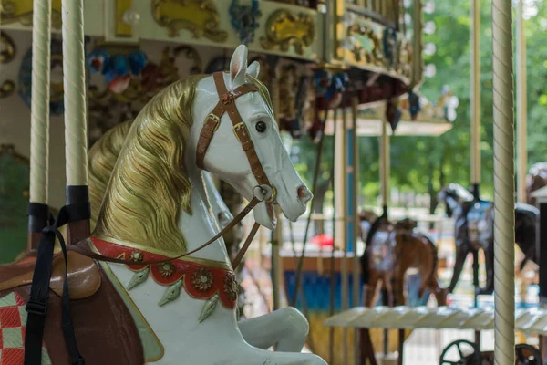 Ein Kinderkarussell Park — Stockfoto